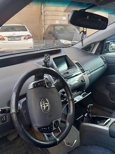 prius qapı: Toyota Prius (2-ci nəsil) hibrid sedan - Gümüşü rəng, 5 qapı — 3