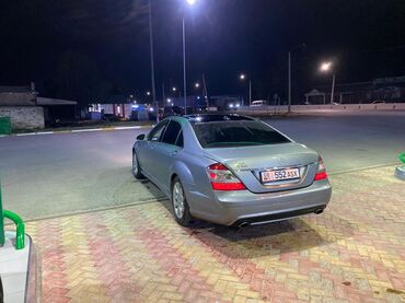 мерседес бенс седан: Автомобиль Mercedes-Benz S-Class в серебристом цвете с черной кожаной