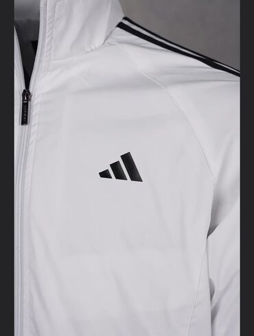 спортивные лосины женские: Легкая тренировочная куртка белого цвета от Adidas, идеальная для