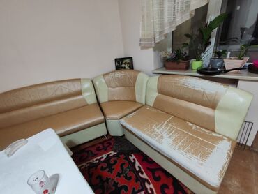 старые диваны на пружинах: Угловой диван, цвет - Бежевый, Б/у