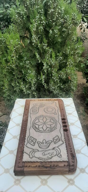 Nərdlər: Bu, təbii ağacdan hazırlanmış, əl işi nard taxtasıdır. Taxtanın səthi -da lalafo.az — 11 Nərdlər: Bu, təbii ağacdan hazırlanmış, əl işi nard taxtasıdır. Taxtanın səthi — 11