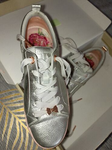 женские беговые кроссовки adidas: Размер: 37, цвет - Серебристый, Б/у