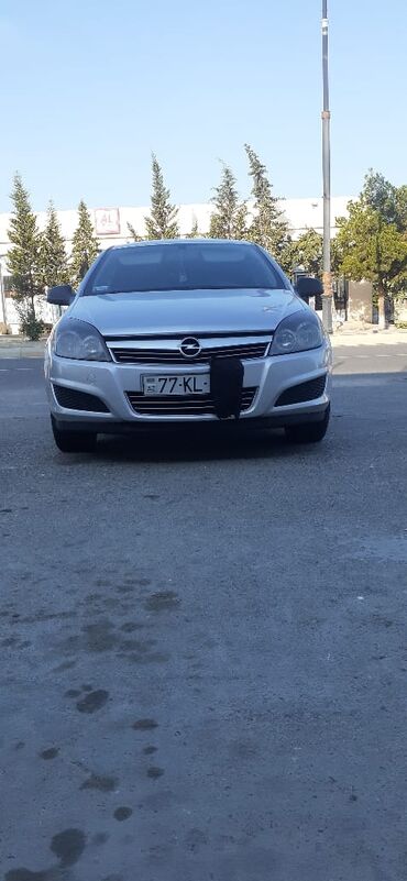 işlənmiş traktorlar: Opel Astra: 1.3 l | 2010 il | 413500 km Sedan