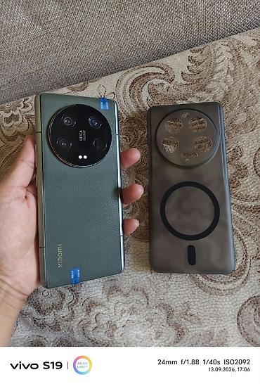 a 11: Смартфон Xiaomi 13 Ultra (задняя крышка зелёная, текстурированная — 3