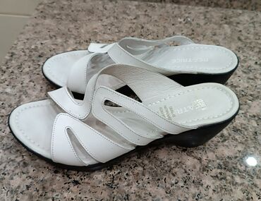 обувь белая: Продаю: Новые кожаные шлепки ( шлёпанцы) Материал: натуральная кожа