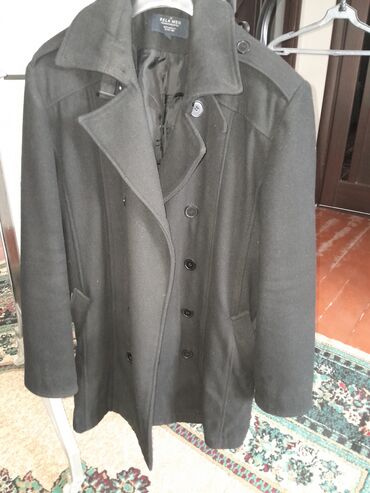 куртка пальто: Продается мужское пальто, б/у 1000 сом мужские куртки б/у 600 сом