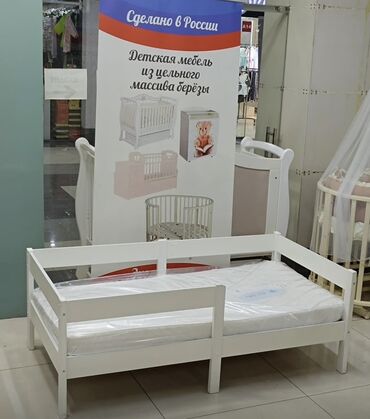 деревянная кровать: Детская кровать выполнена из массива березы в белом цвете. Простой и