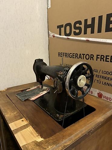 Tikiş maşınları: Məhsul: Ayaqla idarə olunan mexaniki tikiş maşını və taxta dolab-stol — 5