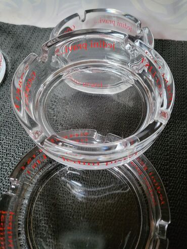 Čaše: Pepeljare 1 nove gorki list. Nove pepeljare pakovanje po dve. Cena za — 11