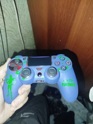 консоль для телефона: Игровой комплект для PlayStation 4. В составе: - Консоль Sony