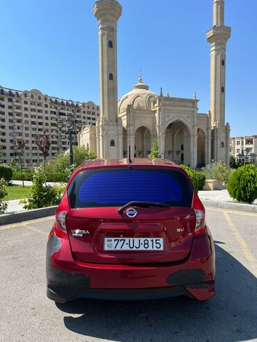 Nissan Versa Note SV modeli, parlaq qırmızı rəngdə, avtomobilin arxa