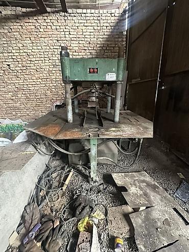 гравитационный стол: Гидравлический пресс XIONG HUI MACHINE XH1500. Промышленный пресс — 2