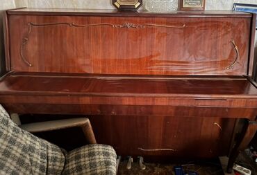 Pianolar: AKKORD pianino B/u - Pedallar: 3 pedal (sustain, soft və sostenuto/ton