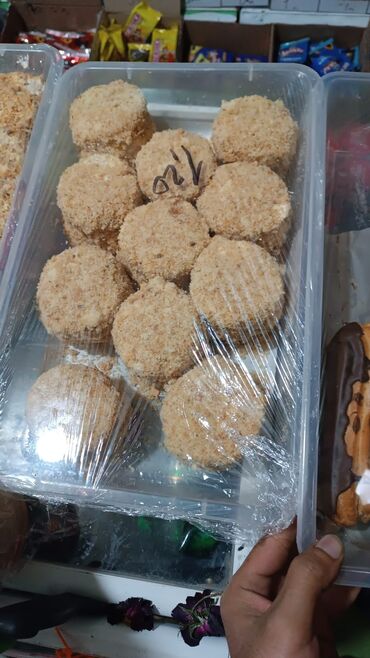 qizil baliq satisi: Şirniyyatlarin satişi. Market, kafe, restoran və sairə kimi obyektlərə