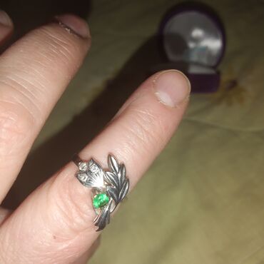 кольцо из камня: Продаю кольцо белое золото, изумруд, 3 камня бриллиант 60т.сом