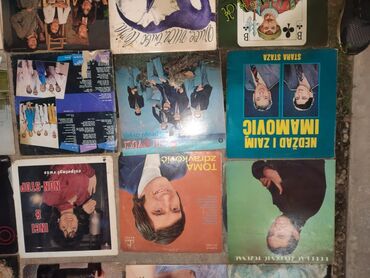 Kasete, CD i DVD: Velike i male gramafonske ploce. Oko 150 velikih i 350 malih. Prodaju — 15