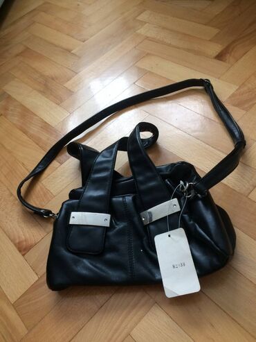 Handbags: Zenska crna torba NOVO Torba nije nosena. Ima podesiv kais koji ide