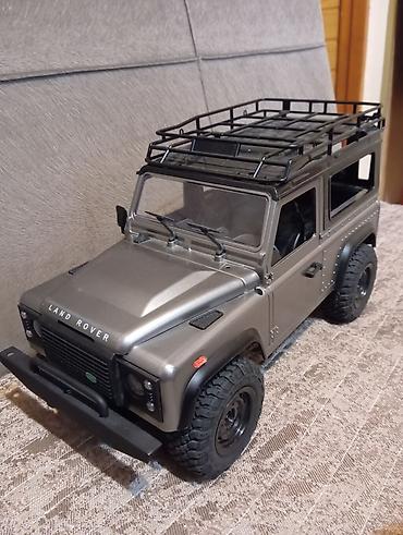RC Land Rover Defender 99 s modeli – tam detallı pultla idarə olunan