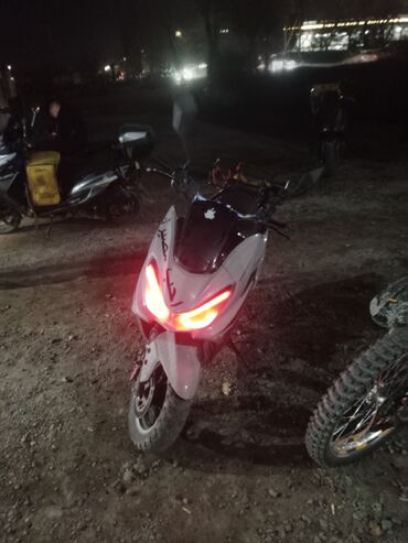 купить электромотоцикл в бишкеке: Скутер городской, белый с черными и красными элементами. Основные