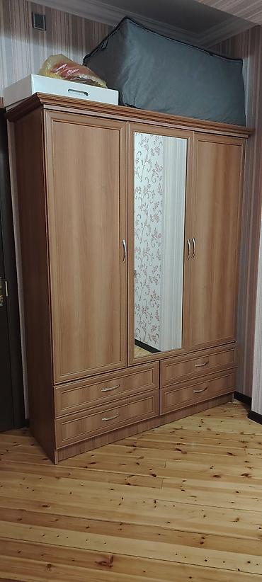 комод в спальню: Б/у, 3 двери, С зеркалом, Коричневый, Дерево, Распашной, Прямой шкаф — 2