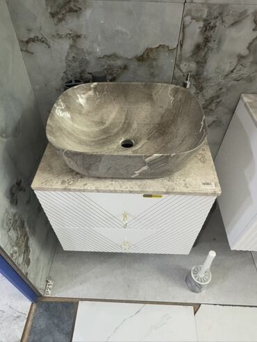 Hamam üçün kranlar: Mərmər effekti ilə boz rəngli, üstü açıq, qab formalı çanaq. Bu çanaq