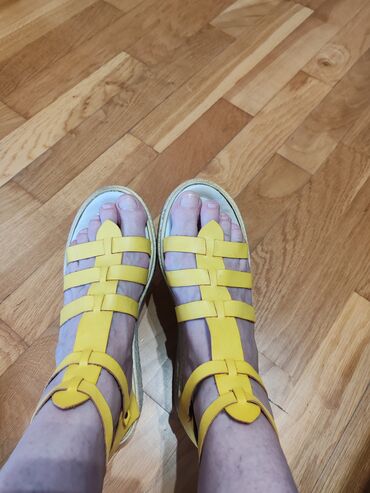 grubin nova pazova слике: Sandals, 40