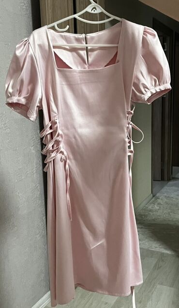 yay qadın krossovkaları: Вечернее платье, Миди, M