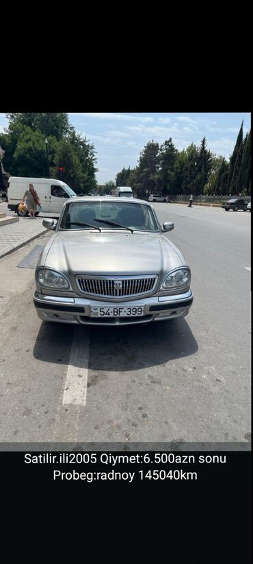 Kabrolar: Gümüşü rəngli QAZ Volqa 31105 sedan avtomobili. Avtomobilin qabaq