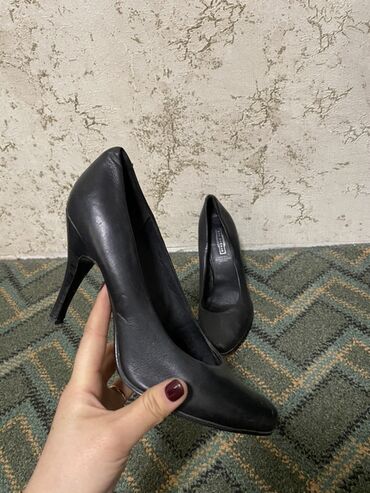Туфли: Продаю винтажные женские туфли 👠 
Все по 300 сом
Все 38 размера — 5