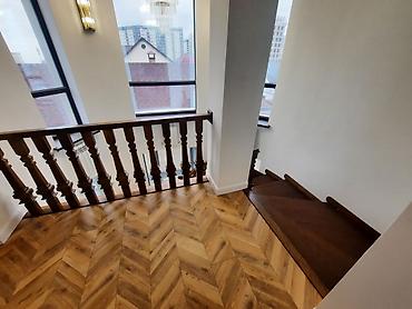 Изготовление перил: Элегантная винтовая лестница с перилами, выполненными из комбинации — 23