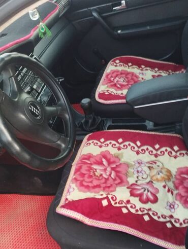 Audi: Красный седан Audi 100 с характерной решеткой радиатора с четырьмя — 7