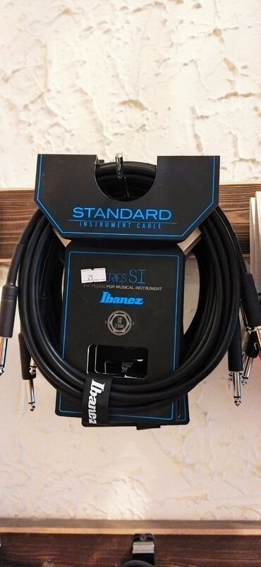 Kabellər, adapterlər: İbanez markasına məxsus keyfiyyətli kabel. Musiqi alətləriniz üçün