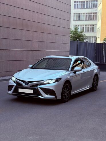 Toyota: Toyota Camry: 2023 г., 2.5 л, Типтроник, Гибрид, Седан
