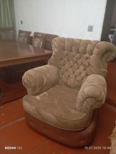 Digər mebel: Bir divan iki kreslo 8 stul və stol açılır işlənmiş fikri ciddi olan
