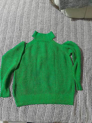 oversize: Qadın sviteri – yaşıl rəngdə, qalın trikotaj. - Model: “cold shoulder” — 1