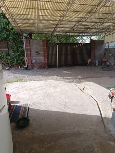 продаю дом с квартирантами: Полдома, 50 м², 3 комнаты, Собственник