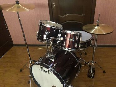 барабаны для начинающих: Барабанная установка Pearl из 5 частей с тарелками. Включает