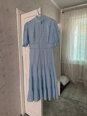 bleu de chanel: Нежно-голубое платье миди с романтичными деталями. - Фасон — 3