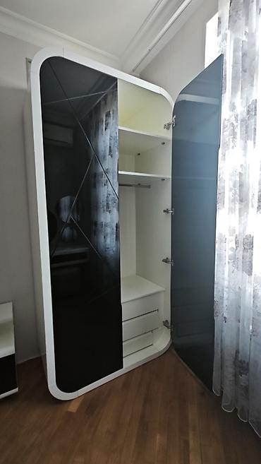 set mebel: Məhsul: Qara-çəhrayı parlaq önlü, ağ korpuslu müasir qarderob və uyğun — 6