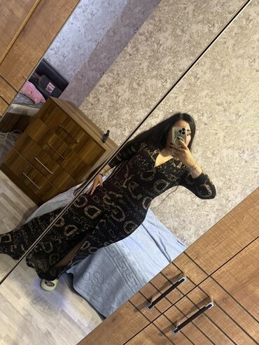 qadın romperləri: Qadın geyimi – uzun don - Rəng: qara əsas, bej-qızılı tonlarda böyük