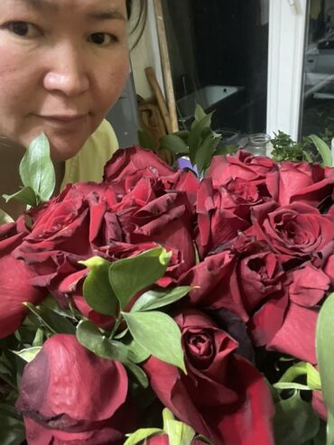 комнатная роза: Букет красных роз с пышными бутонами и свежей зеленой листвой. Цветы