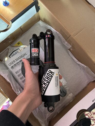 Велозапчасти: Rock Shox vivid Air R2C Yaxsi veziyetdedir tezeliyce servis kit olunub