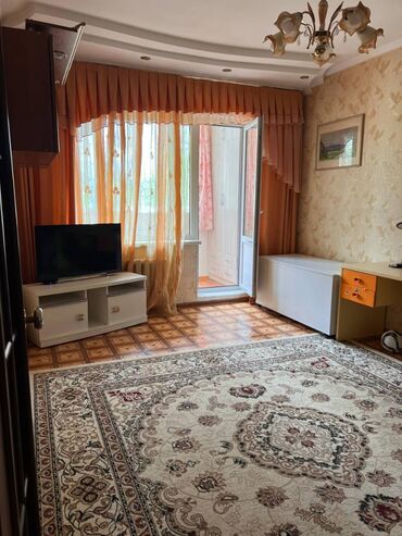 старый толчок квартиры: 1 бөлмө, 44 кв. м, 106-серия, 2 кабат, Эски ремонт