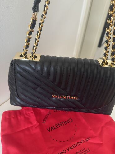 zenska kozna torba elegant: Nova original Valentino torba.
Veci model.
Ne koriscena.Elegantna