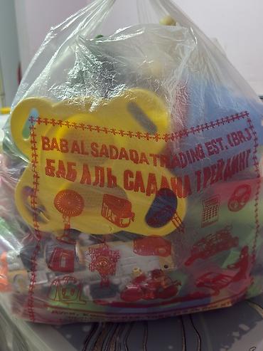 Большой набор детских игрушек в пакете. Внутри собраны разные