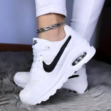 Patike: Nike air max command patike

Novo
Brojevi 36 do 41 — 11