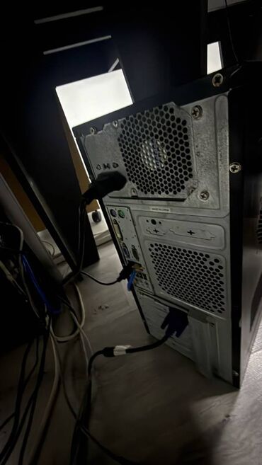 Masaüstü kompüterlər və iş stansiyaları: Masaüstü kompüterlər işləkdir. 6 ədəd PC, 6 ədəd monitor, 6 ədəd — 3