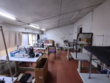 сдаем швейный цех: Сдаётся швейных цех с оборудованием, 8 машин, комната около 25 КВ м