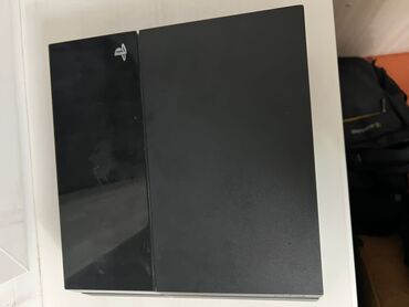 PS4 (Sony PlayStation 4): Продаю сони4 обычный работает отлично 👍 скаченно 40 игр ( подписка )
