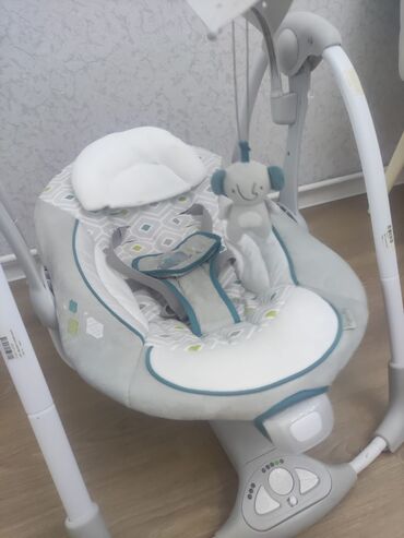 Uşaqlar üçün digər mallar: Ingenuity markalı uşaq yelləncəyi. Oturacağı yumşaq və rahatdır